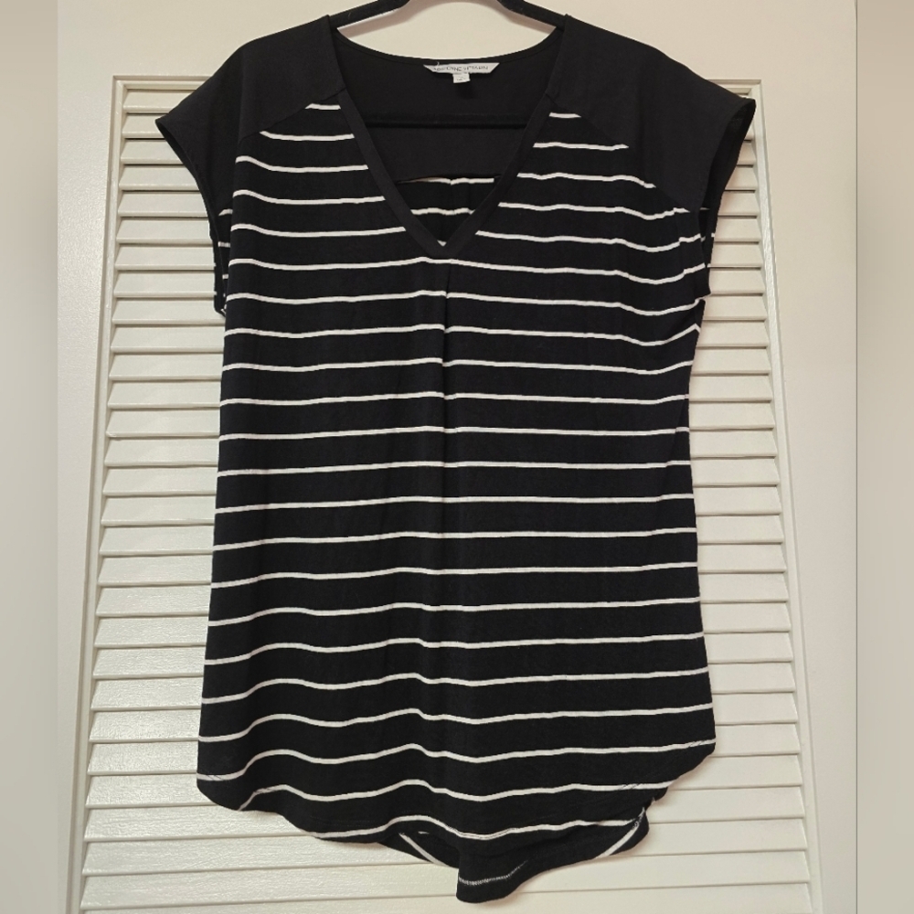 Adrienne Vittadini - Black & White Striped Sleeveless V-Neck Lightweight Top